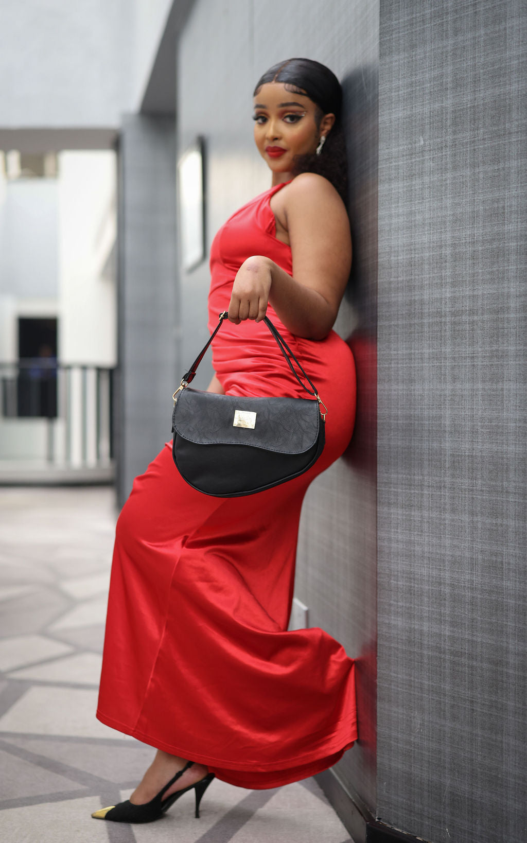 Denri Africa's black Montana Sling Bag. Classic everyday black sling purse, modern styling, compact form.
