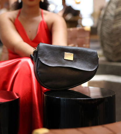 Denri Africa's black Montana Sling Bag. Modern black sling bag, hands-free design, compact and stylish.